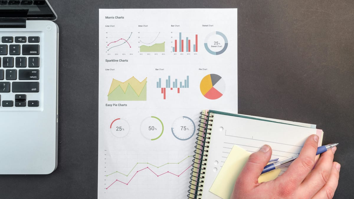 Persona realizando un Análisis Avanzado con datos